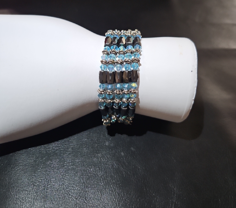 Elegant Black and Blue Beaded Bracelet - Picture 4 of 6